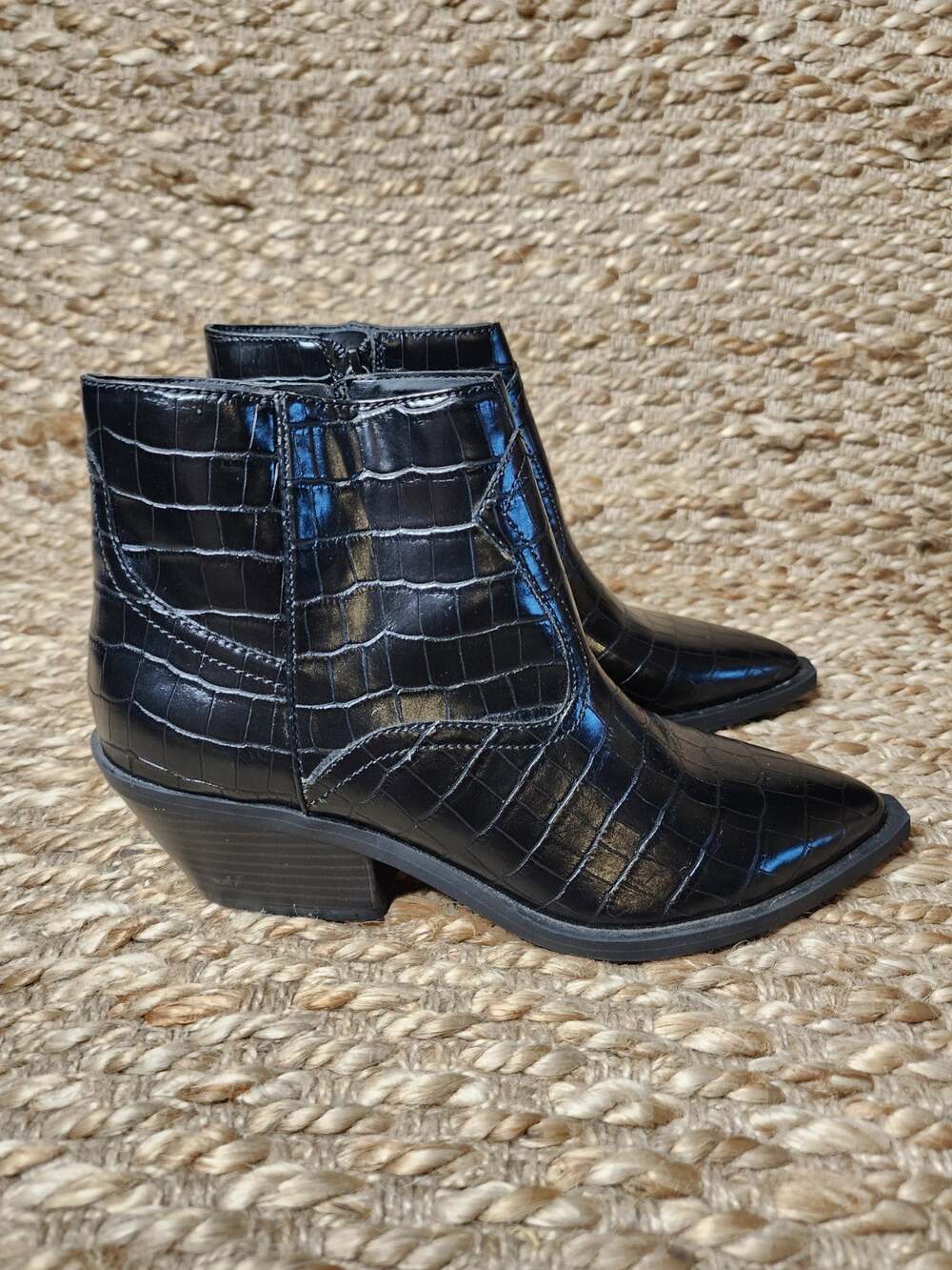 Guess Women’s Nebila Ankle Boots Pointed Toe Black Croc Print Size 7.5M New